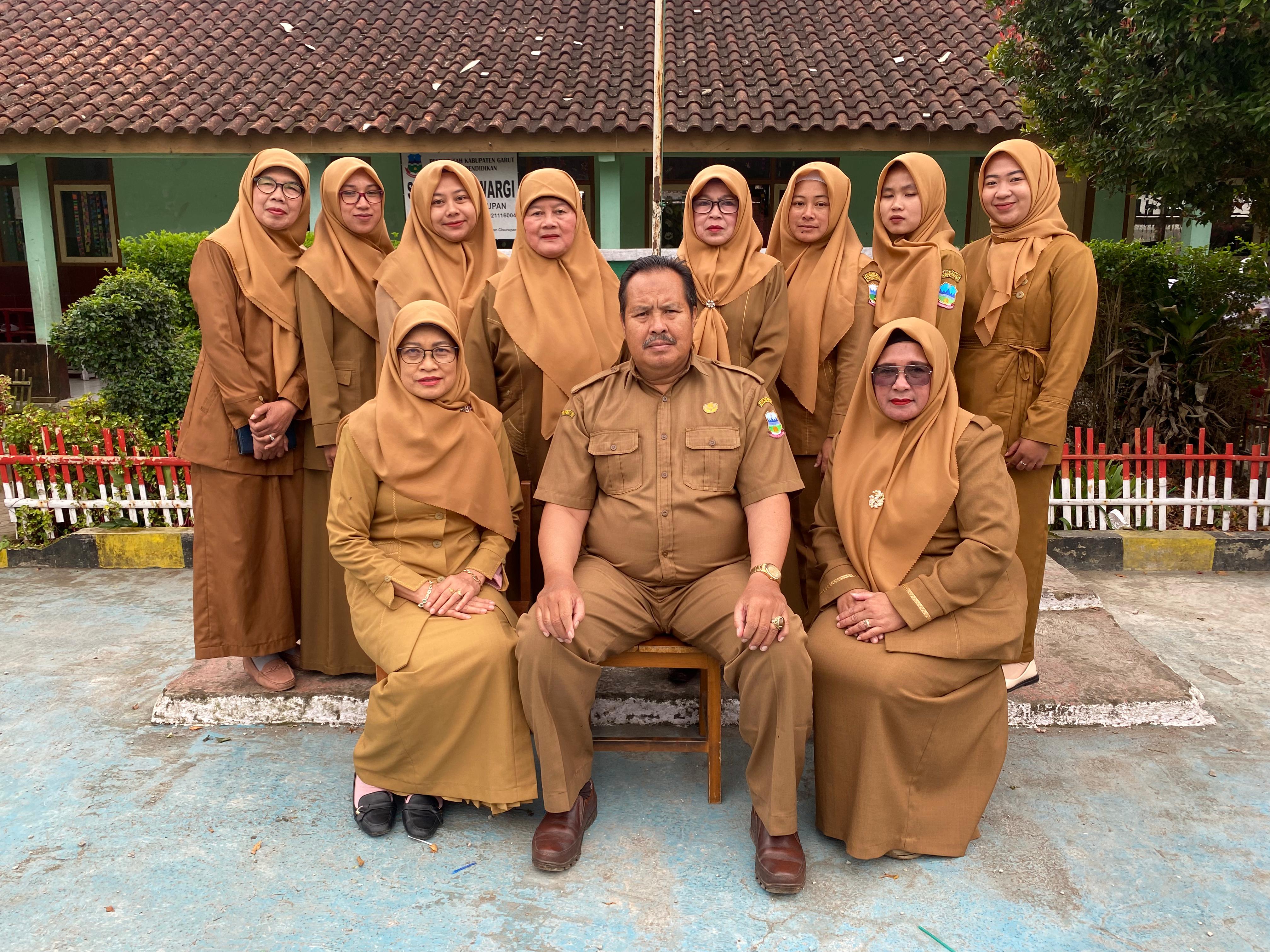 Foto Bersama Keluarga Besar Guru